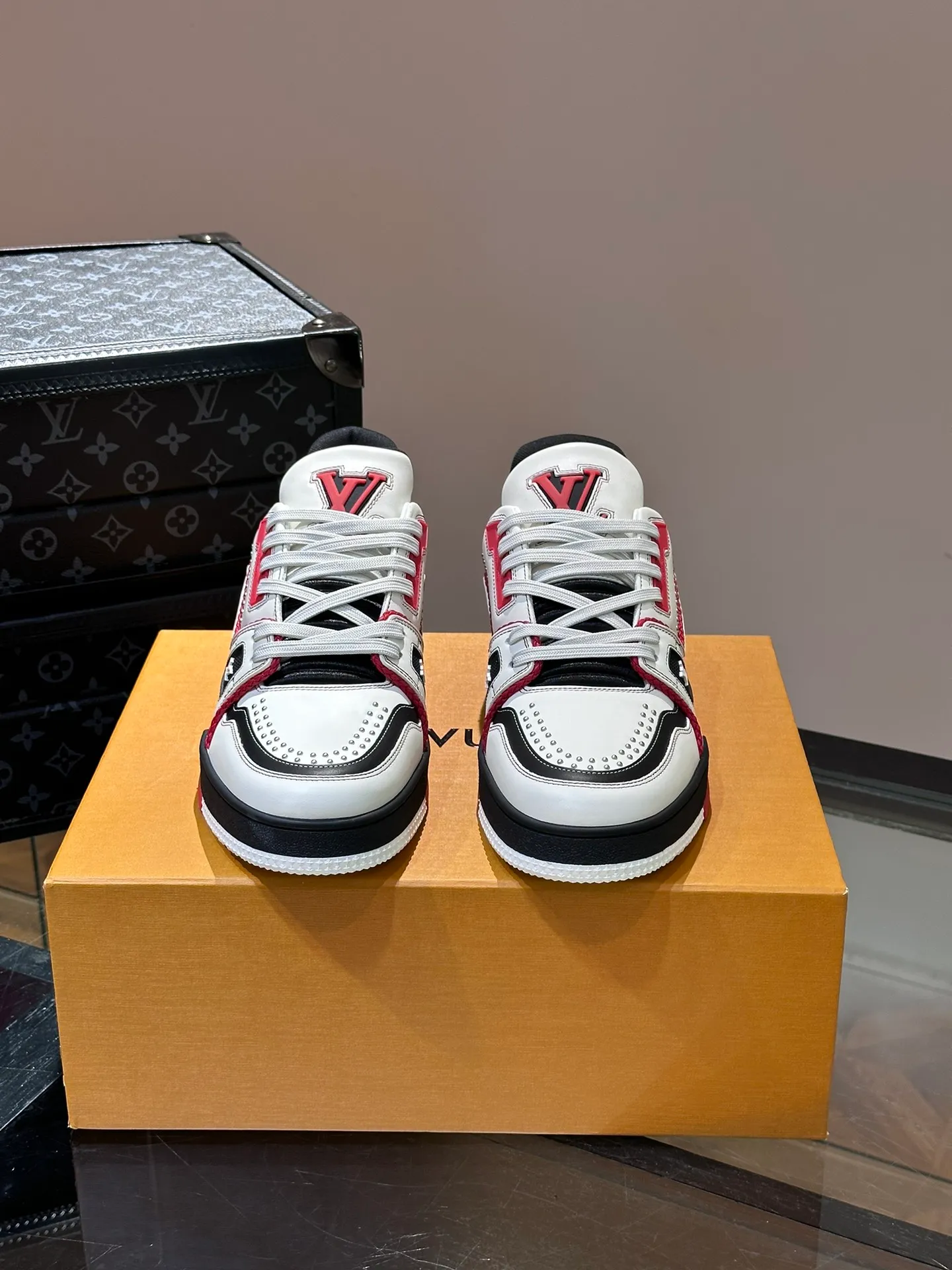 LV P840 men's sneakers, new colors, this LV Trainer sneaker is made of grained calf leather in colorful tones, with rivet decoration on the upper and handwritten Louis Vuitton logo on the side, which contrasts with the western-style Vuitton logo on the rear. The original construction was designed by Virgil Abloh and is inspired by vintage basketball shoes. Continuing the complex upper, the rubber-injected rubber outsole continues the iconic elements, with LV letters on the tongue and sides, Vuitton logo on the rear, Monogram flowers on the outsole, handwritten Louis Vuitton logo on the side, and standard insoles to continue the comfort experience. Comes with original box and complete packaging. Size: 38-45.
